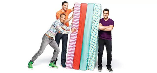 Airbnb 公司的三位創(chuàng)始人，以及他們最早的 Airbed