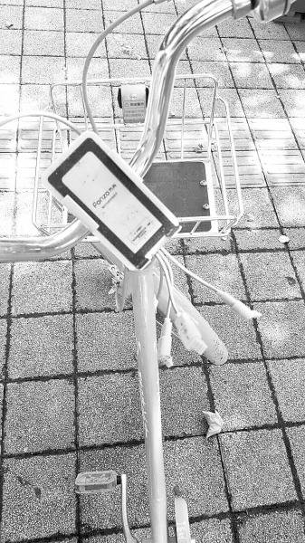 車把中間有手機(jī)充電支架，下方連接著3根充電線。