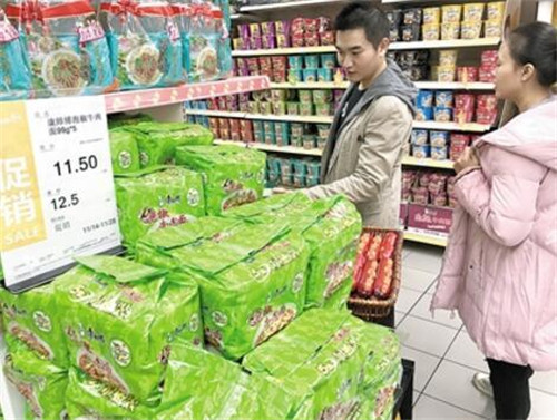 市民在超市內(nèi)購買方便面。