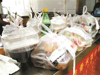 一餐館的“飯口”時(shí)段，等待“出發(fā)”的外賣擺滿案臺(tái)