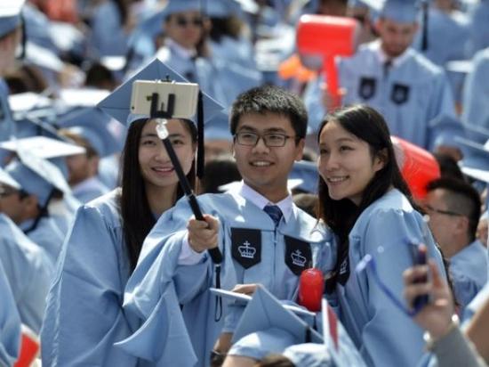 2015年5月20日，幾名中國留學(xué)生在美國哥倫比亞大學(xué)第261屆畢業(yè)典禮上自拍。約15000名畢業(yè)生參加了當(dāng)天的儀式，其中包括近600名中國學(xué)生。新華社記者王雷攝