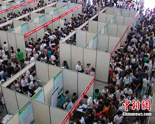 圖為招聘會現(xiàn)場人山人海的求職者。中新社發(fā) 付美斌 攝