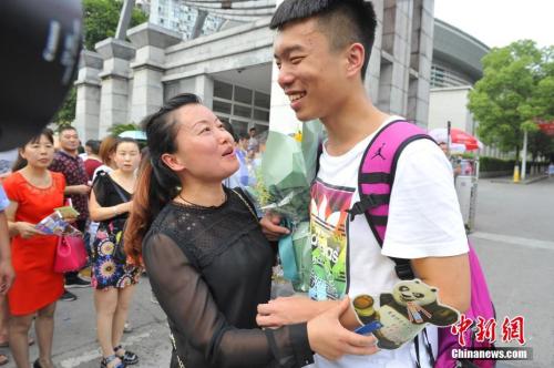 資料圖：家長給考生送上鮮花。王康明 攝