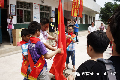 在莊嚴(yán)肅穆的國歌聲中，五星紅旗冉冉升起。學(xué)校的全體師生、愛心車隊的全體成員，共同經(jīng)歷了一次特殊的升旗