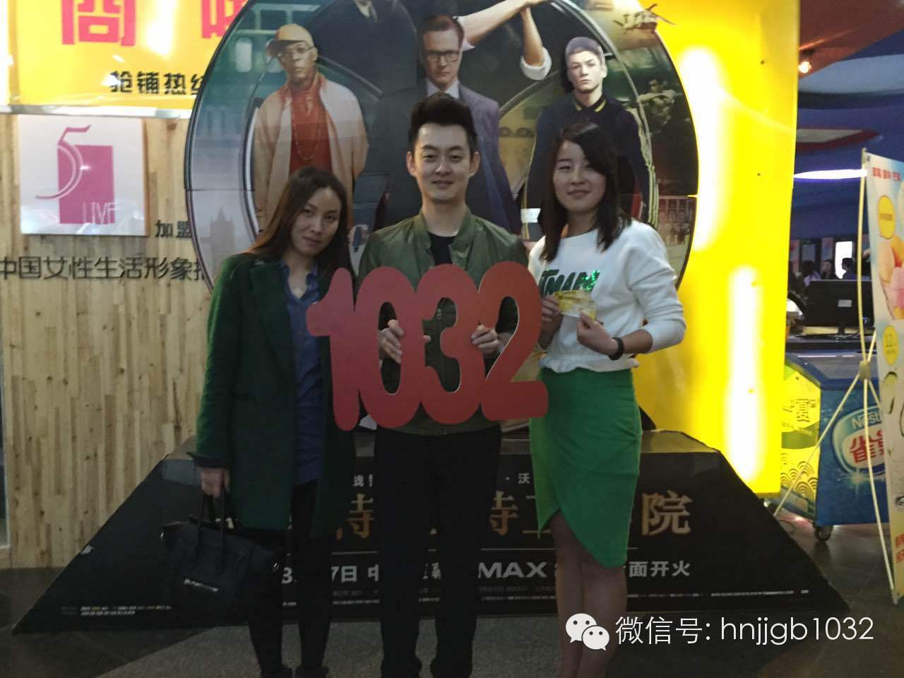傳說中的Johnny終于現(xiàn)身啦！還是美女魅力大哦。帥哥美女好養(yǎng)眼，小編忍不住要多看幾眼呢。
