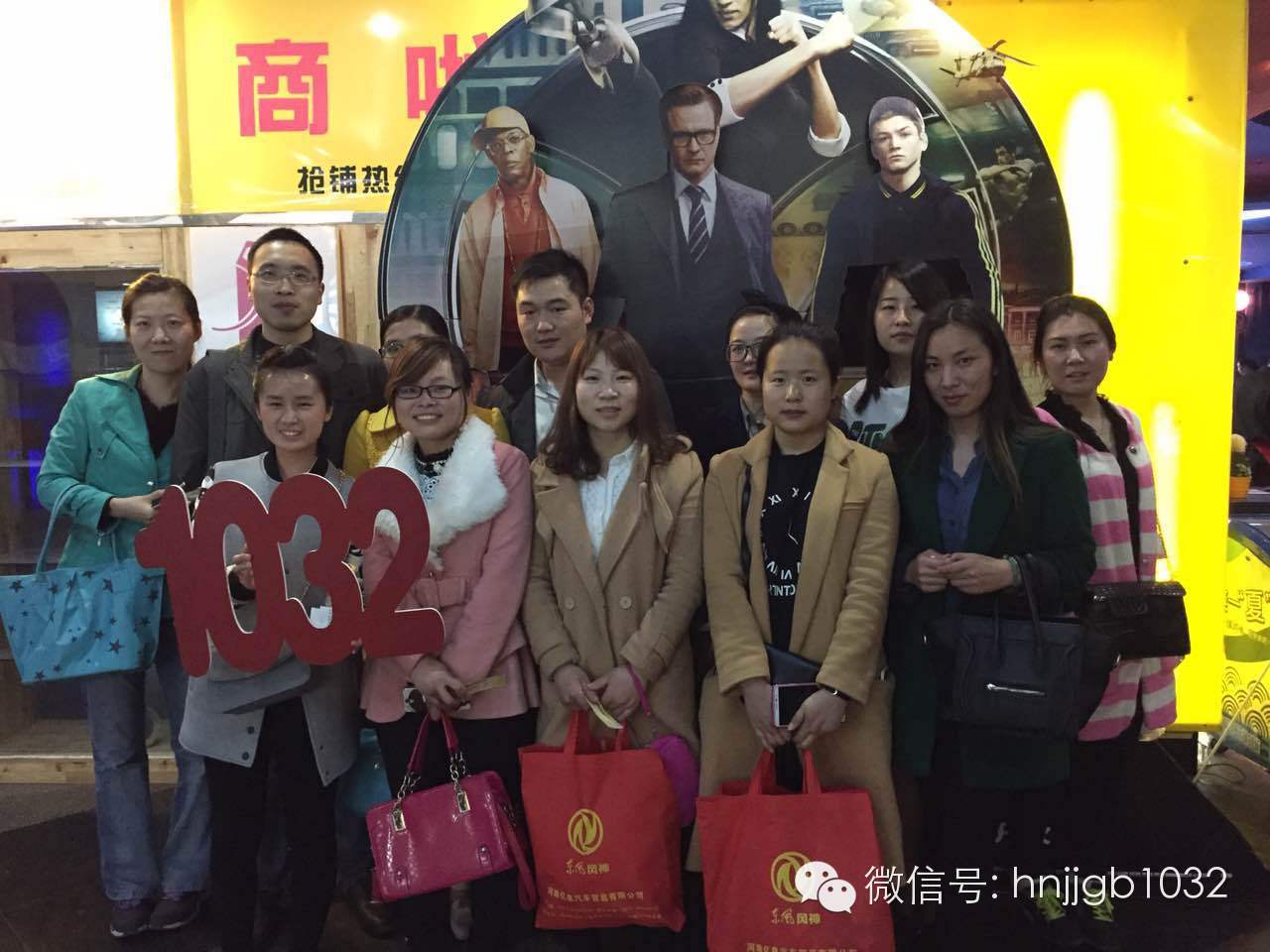來個(gè)合影，1032的聽眾棒棒噠，個(gè)個(gè)都準(zhǔn)時(shí)到達(dá)了集合地點(diǎn)。Johnny表示很欣慰??！