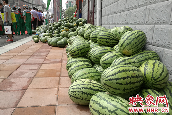 經(jīng)濟廣播工作人員和愛心企業(yè)給正在忙碌的環(huán)衛(wèi)工人、交警等送去一萬六千多斤西瓜和近百提礦泉水。