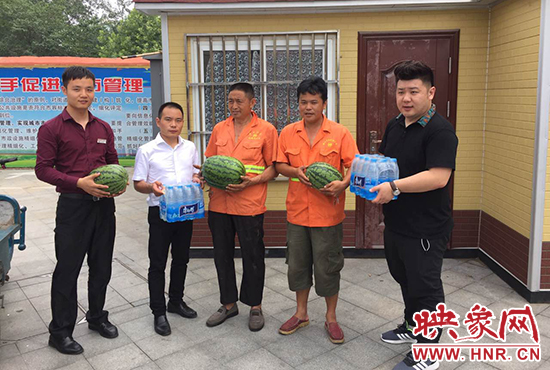 經(jīng)濟廣播工作人員和愛心企業(yè)給正在忙碌的環(huán)衛(wèi)工人、交警和協(xié)警等送去了一萬六千多斤西瓜和近百提礦泉水。