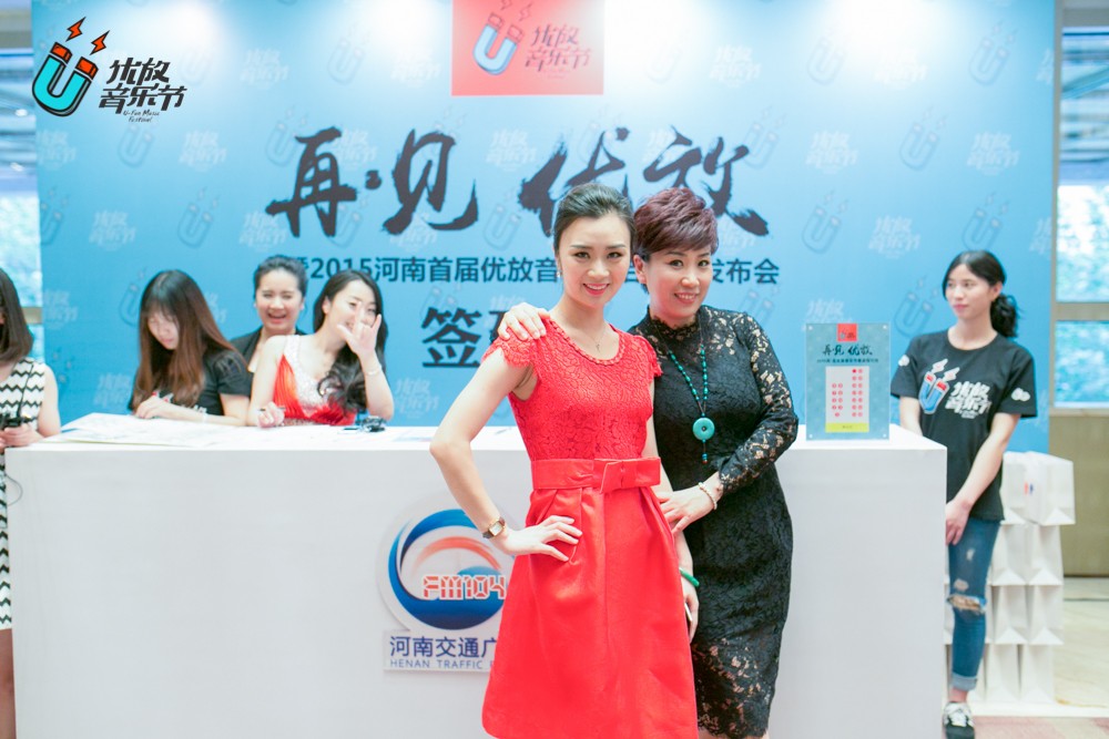 貼心的南方姐姐和美女主播小佩，海洋是不是每天都要流口水呀！