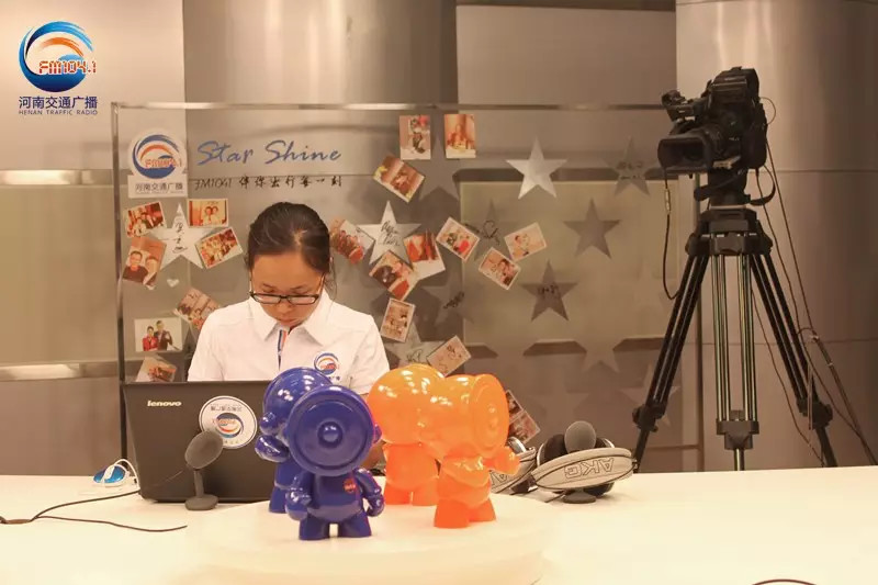 還是抽獎(jiǎng)的姑娘比較認(rèn)真！為保證抽獎(jiǎng)的公平公正，映象網(wǎng)進(jìn)行了全程視頻直播。