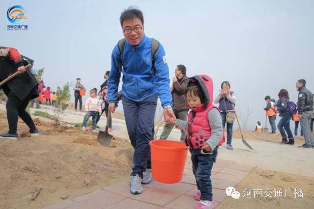 爸比爸比，你會種小樹嗎？我來教你吧~