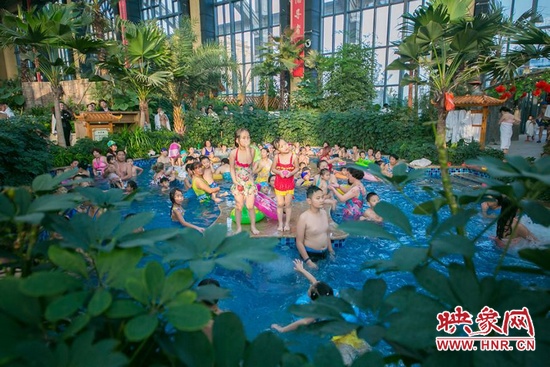 又開(kāi)始過(guò)夏天的孩子們，在溫潤(rùn)的泉水里放任天性。