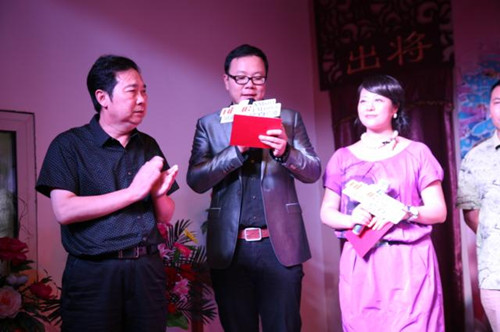 中國(guó)戲劇家協(xié)會(huì)副主席、省戲劇家協(xié)會(huì)主席、《周迪有戲》節(jié)目藝術(shù)總監(jiān)李樹(shù)建（左1）為月冠軍頒獎(jiǎng)