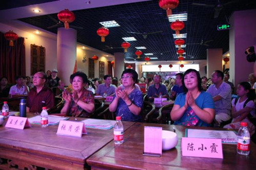 我省著名豫劇表演藝術(shù)家素君（左2）、常香玉弟子、國(guó)家一級(jí)演員張?jiān)聵s（右2）