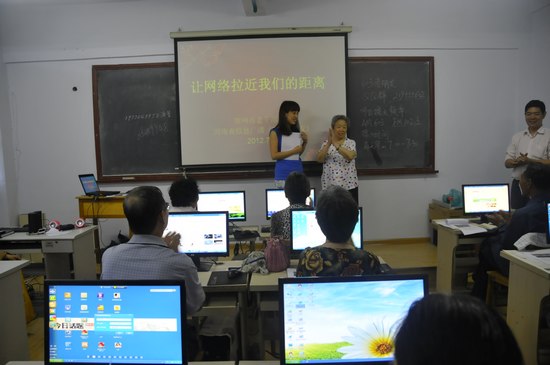 擁有18萬(wàn)粉絲的網(wǎng)絡(luò)紅人、78歲的QQ奶奶張秀麗也來(lái)到網(wǎng)絡(luò)課堂