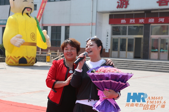 長壽山景區(qū)董事長、總經(jīng)理孫春花與主持人周迪