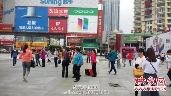 他們從四面八方匯集到二七塔下，由行走路人一下變成了一支舞蹈隊(duì)，跳起了節(jié)奏歡快、時(shí)尚動(dòng)感的舞蹈。