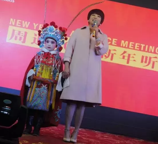 盛裝亮相的小戲迷，周迪的節(jié)目影響了一代又一代人
