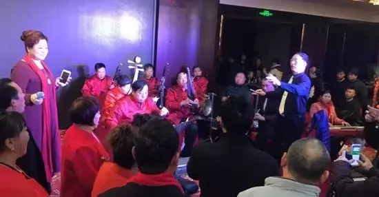 現(xiàn)場的樂隊(duì)老師也是咱的戲迷朋友，為了周迪的見面會今天累也開心