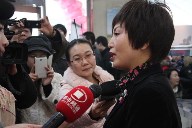 作者任杰女士接受媒體采訪(fǎng)