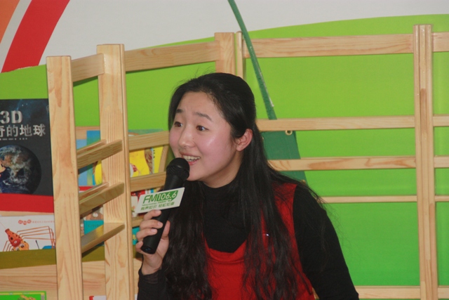 女主播“卷卷貓”親臨現(xiàn)場，繪聲繪色為孩子們講故事