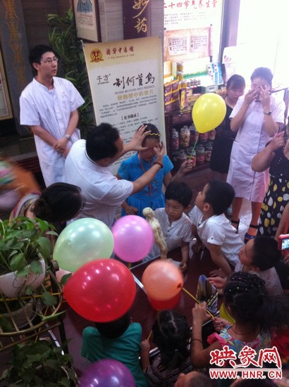 活動開始了，濟(jì)華中醫(yī)館的保健按摩專家李老師為大家講解如何有效預(yù)防青少年近視。