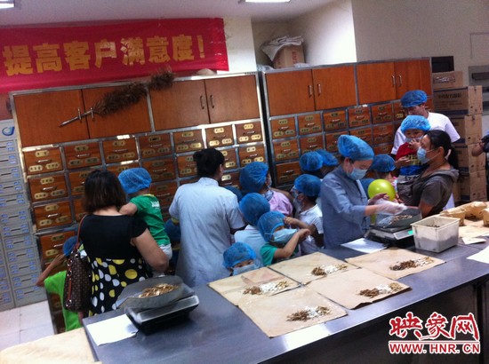 　　接下來，要進(jìn)入到有中醫(yī)“博物館”之稱的中藥房去探秘啦！藥房那些小抽屜里面裝的是什么？孩子們很好奇