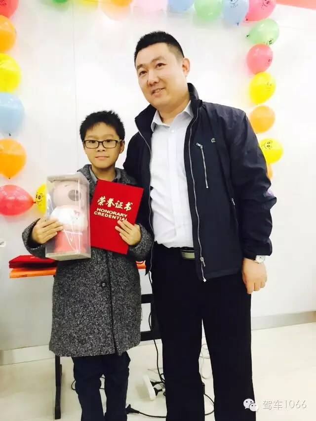 我是小小銀行家，來跟行長(zhǎng)合個(gè)影哦