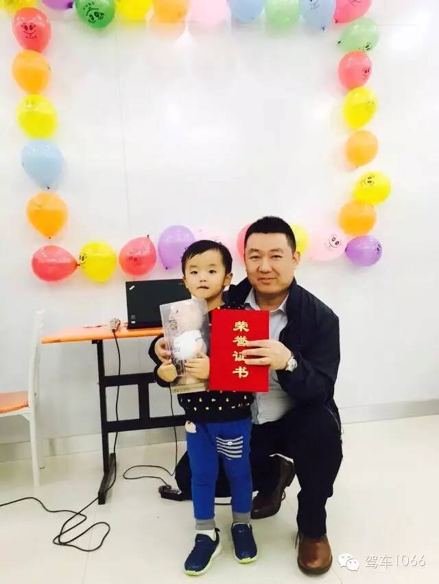 我是小小銀行家，來跟行長(zhǎng)合個(gè)影哦