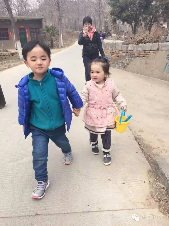 哥哥帶著妹妹跑著去植樹(shù)！