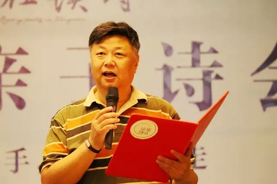 第一個節(jié)目便是重磅，大象融媒·欣欣象融網(wǎng)絡科技公司董事長魏峰帶來沈浩波的作品《在夏天時想起秋天》