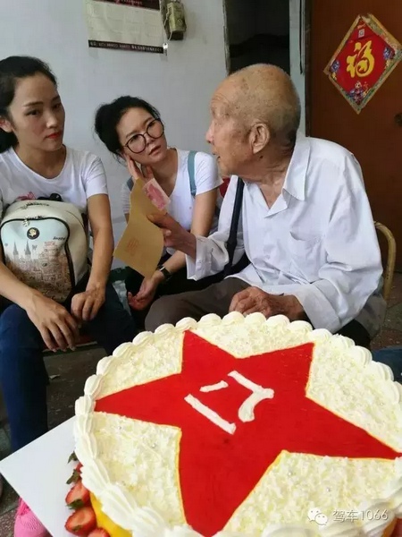 二姐們認(rèn)真聽老兵講抗戰(zhàn)的故事，老人年事已高，記憶都是轟炸！轟炸！轟炸！