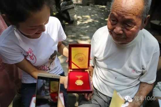 老兵聽不到我們在說什么，今年98了。