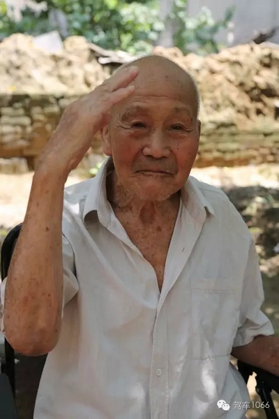 老兵身子骨不行了，九十多歲了……也許軍禮不那么標(biāo)準(zhǔn)了，但是這一幕還是感動(dòng)到了我們……