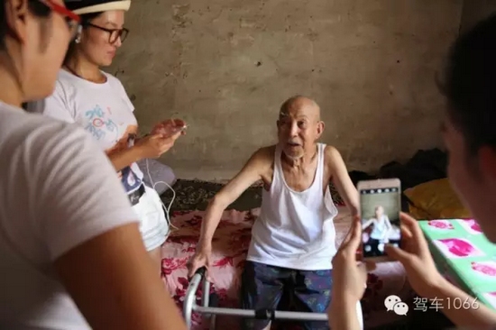 老兵老兵，你的勛章呢，國家給你的那個(gè)？