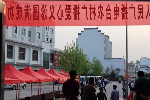 在大家的齊心努力下，終于在天黑前將第二天義診活動(dòng)場(chǎng)地搭建好了。