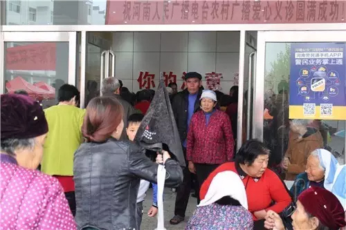 現(xiàn)場(chǎng)真是的人山人海，只能用太火爆三個(gè)字形容了！