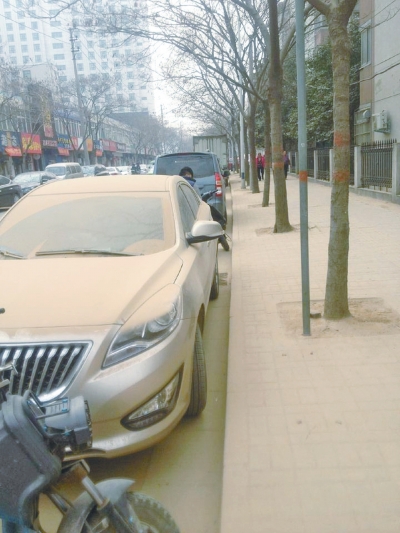 馬路灰頭土臉，停在路邊的車也蒙塵。
