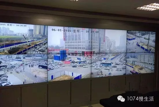 通過監(jiān)控人員操控“電子眼”調整焦距，可以看到整個工地全景