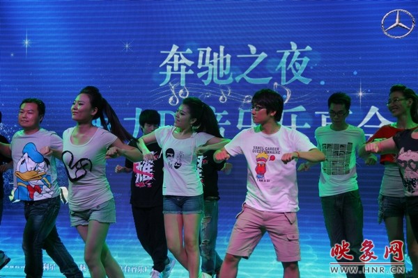 熱情洋溢的開場舞，DJ們?nèi)硇耐度? complete=