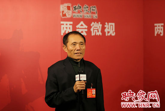 3月4日，全國人大代表、濮陽縣西辛莊村支部書記李連成在映象網(wǎng)全國兩會(huì)北京演播室做客《兩會(huì)微視》訪談。