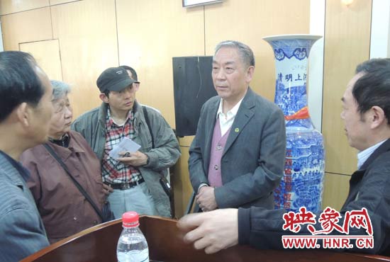 講座結束后，聽眾向戚建莊提問。