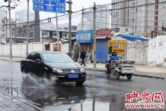 機動車路過，濺起一米多高的水花