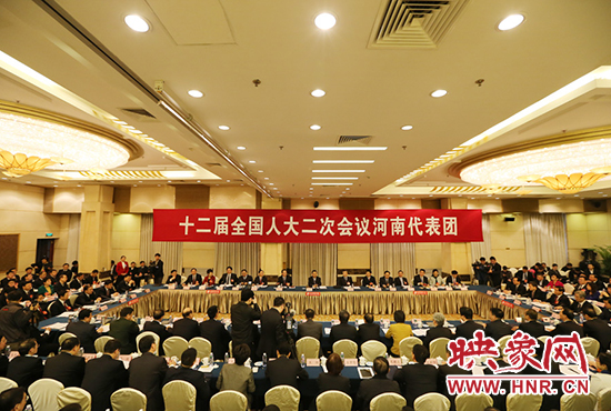 3月5日下午，第十二屆全國人代會河南代表團召開全體會議，議論政府工作報告。