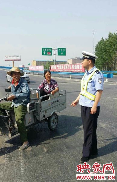為抄近道走親戚，開(kāi)封老漢騎電動(dòng)三輪車(chē)上高速。