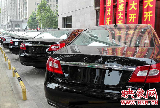 路邊一棟樓上懸掛著二三十條紅色條幅，全部是祝賀一家公司開業(yè)的。