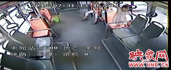 家長放任小孩在車廂內(nèi)玩耍，甚至站到座椅上。