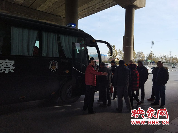 警方調(diào)來車輛，將超載人員轉(zhuǎn)運(yùn)走