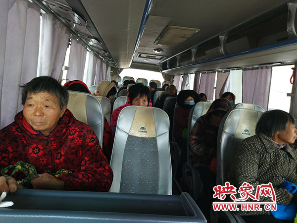 警方調(diào)來車輛，將超載人員轉(zhuǎn)運(yùn)走