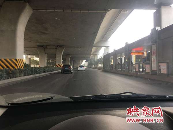 限行首日，三環(huán)橋上橋下，車輛不多，交通狀況良好。